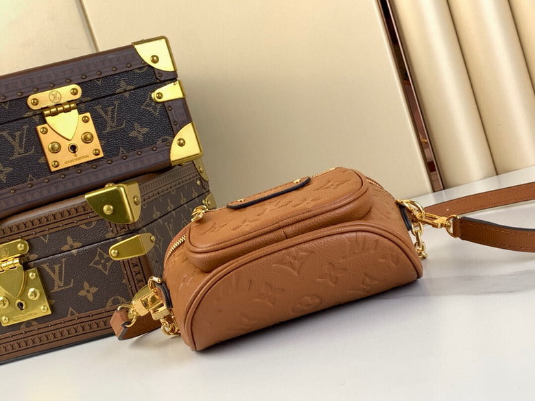 Louis vuitton Inspired Handbags, AA+ Quality 100% Genuine Leather Classic Flap Medium Quilted Lambskin Black Gold, 18X 1 1X 5cm BL 4 Colour
