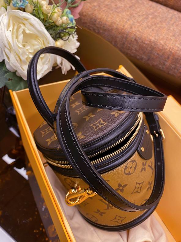 Louis Vuitton Inspired Handbags, AA+ Quality 100% Genuine Leather Classic Flap Medium Quilted Lambskin Black Gold, 18X 1 1X 5cm BL 4 Colour