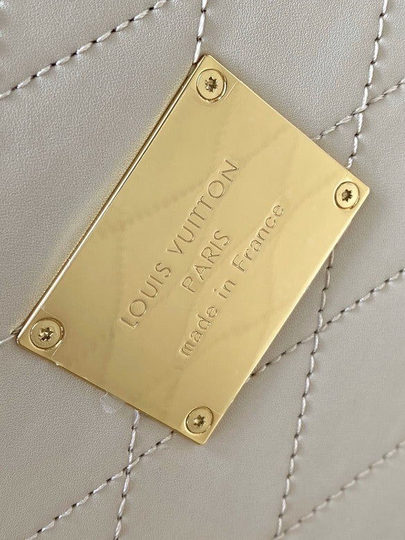 Louis Vuitton Inspired Handbags, AA+ Quality 100% Genuine Leather Classic Flap Medium Quilted Lambskin Black Gold, 18X 1 1X 5cm BL 4 Colour