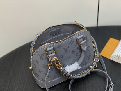 Louis Vuitton Inspired Handbags, AA+ Quality 100% Genuine Leather Classic Flap Medium Quilted Lambskin Black Gold, 18X 1 1X 5cm BL 4 Colour