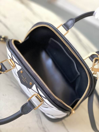 Louis Vuitton Inspired Handbags, AA+ Quality 100% Genuine Leather Classic Flap Medium Quilted Lambskin Black Gold, 18X 1 1X 5cm BL 4 Colour