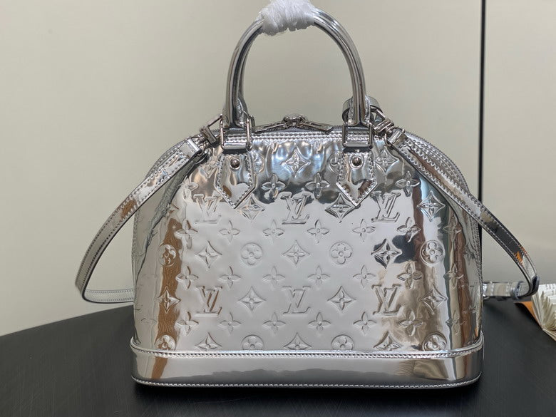 Louis Vuitton Inspired Handbags, AA+ Quality 100% Genuine Leather Classic Flap Medium Quilted Lambskin Black Gold, 18X 1 1X 5cm BL 4 Colour