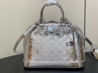 Louis Vuitton Inspired Handbags, AA+ Quality 100% Genuine Leather Classic Flap Medium Quilted Lambskin Black Gold, 18X 1 1X 5cm BL 4 Colour