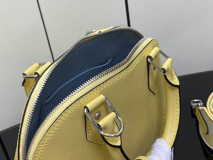 Louis Vuitton Inspired Handbags, AA+ Quality 100% Genuine Leather Classic Flap Medium Quilted Lambskin Black Gold, 18X 1 1X 5cm BL 4 Colour
