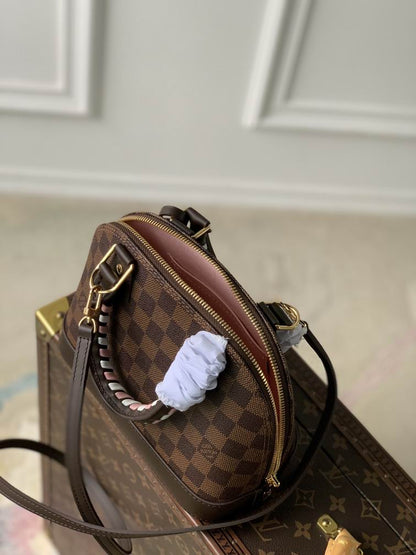 Louis Vuitton Inspired Handbags, AA+ Quality 100% Genuine Leather Classic Flap Medium Quilted Lambskin Black Gold, 18X 1 1X 5cm BL 4 Colour