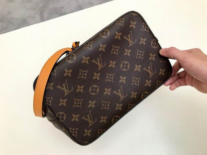 Louis Vuitton Inspired Handbags, AA+ Quality 100% Genuine Leather Classic Flap Medium Quilted Lambskin Black Gold, 18X 1 1X 5cm BL 4 Colour