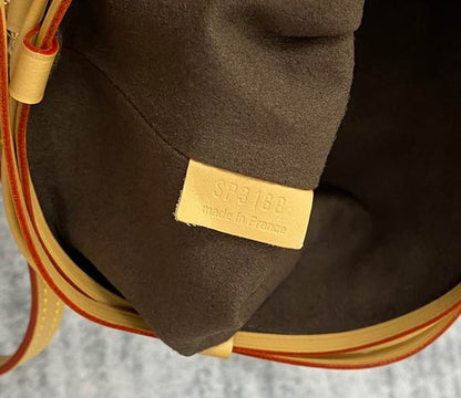 Louis Vuitton Inspired Handbags, AA+ Quality 100% Genuine Leather Classic Flap Medium Quilted Lambskin Black Gold, 18X 1 1X 5cm BL 4 Colour